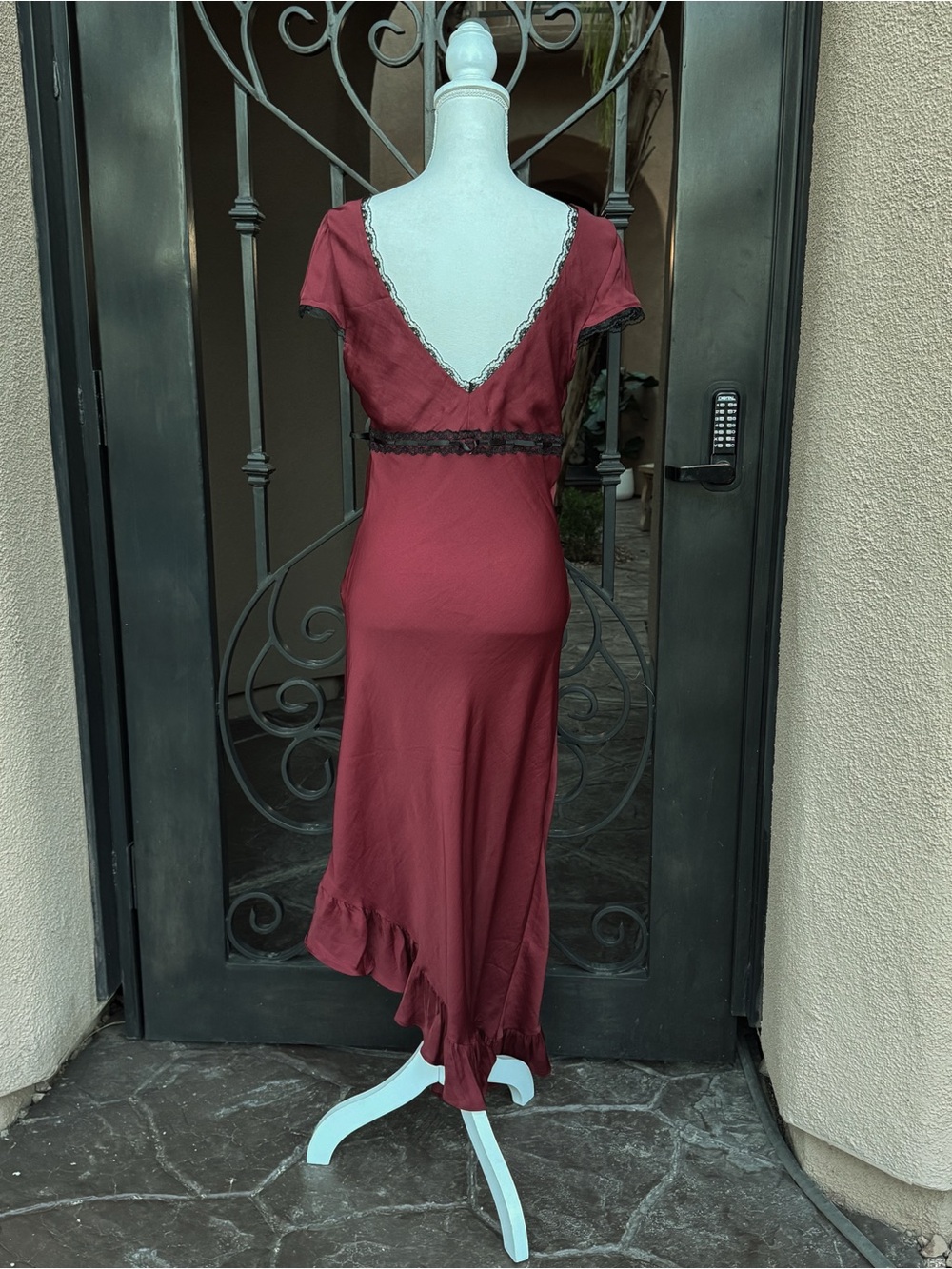 Kimchi Blue Asymmetrical Satin Slip Dress in Gorgeous Burgandy
🚭 🚫Pets - Picture 5 of 9